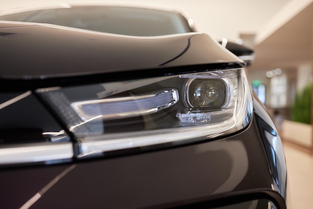 Primer plano de los faros de un coche moderno y prestigioso