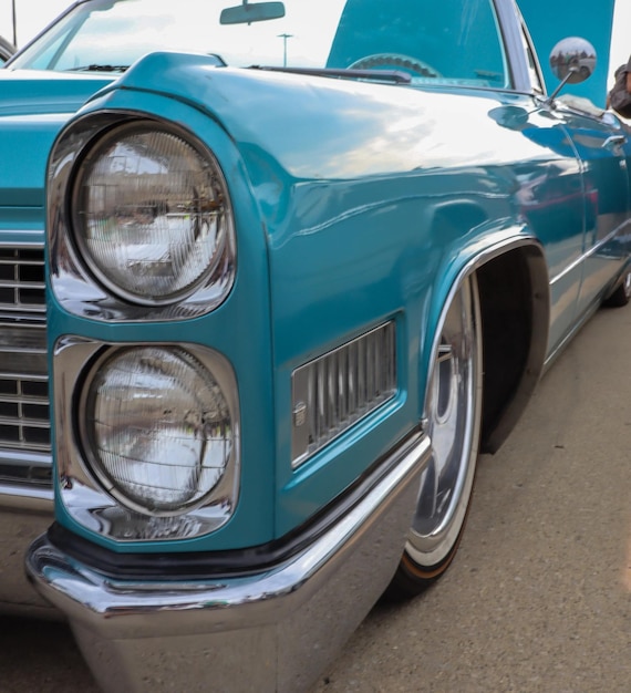 Primer plano de los faros de un coche retro azul