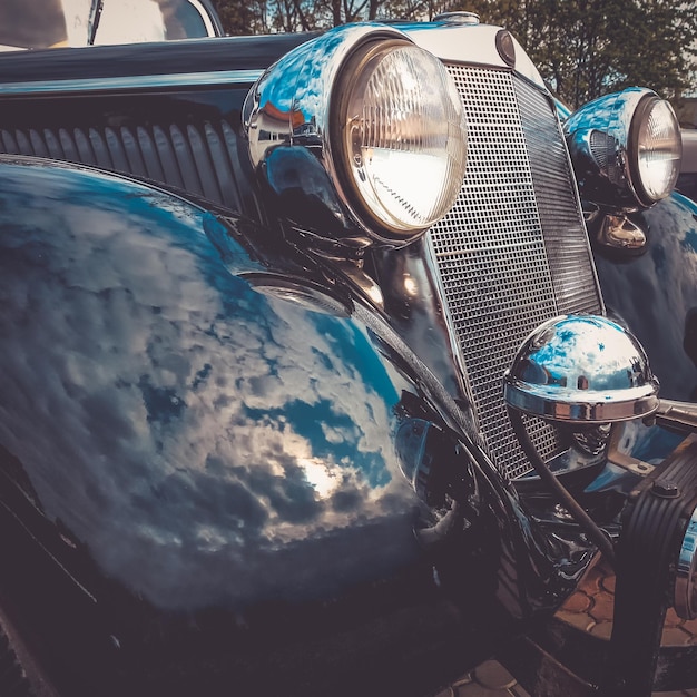 Un primer plano de los faros de los coches antiguos.