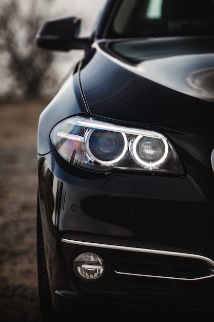 Primer plano de los faros de los coches modernos.