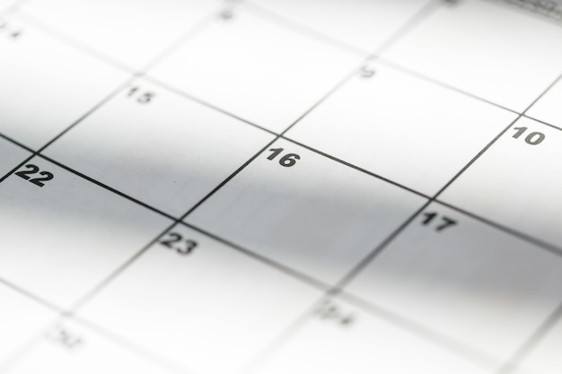 Primer plano de fechas en la página del calendario