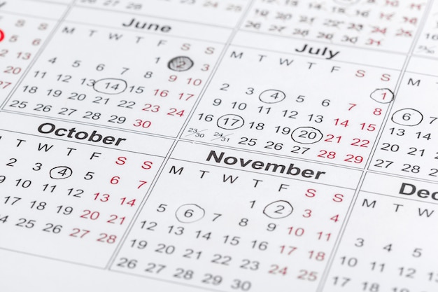 Primer plano de fechas en la página del calendario