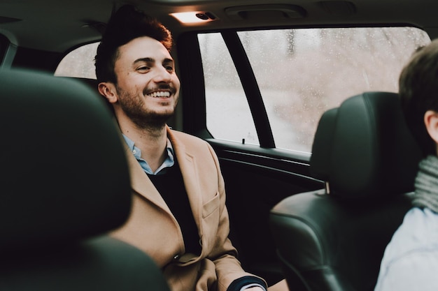 Primer plano de un feliz hombre de negocios viajando en coche