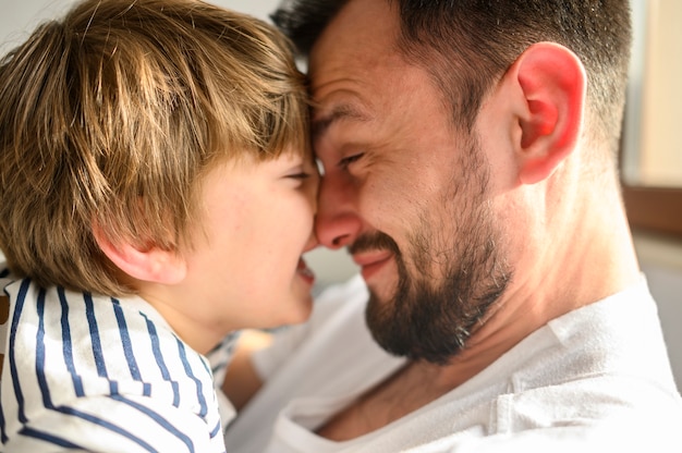 Primer plano feliz padre e hijo