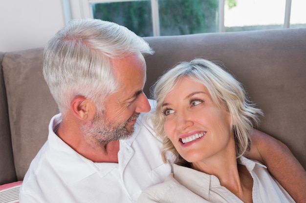 Primer plano de la feliz pareja madura relajada en el sofá