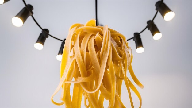 Foto primer plano de fettuccine bajo las luces contra un fondo blanco