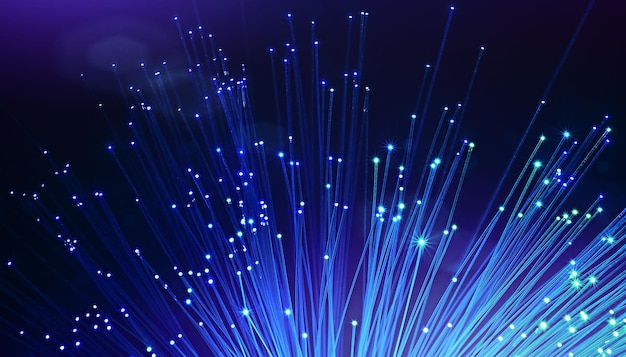 Primer plano de fibra óptica azul iluminada en el cuarto oscuro