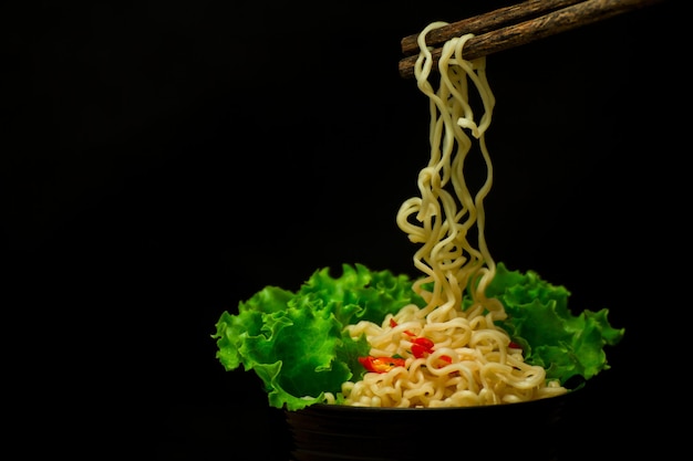 Foto primer plano de fideos contra un fondo negro