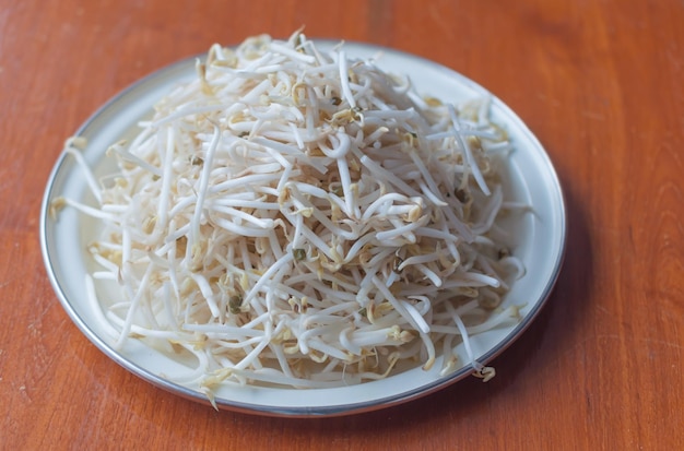 Primer plano de fideos en un cuenco en la mesa