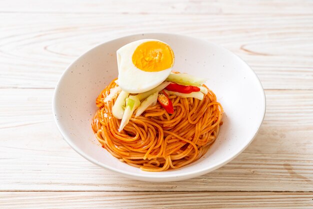Primer plano de fideos en un cuenco en la mesa