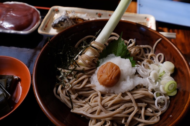 Primer plano de fideos en un cuenco en la mesa