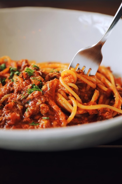 Foto primer plano de fideos en un cuenco en la mesa