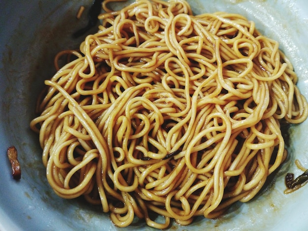 Primer plano de fideos en el plato