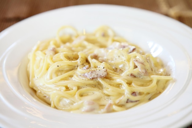 Primer plano de los fideos servidos en el plato