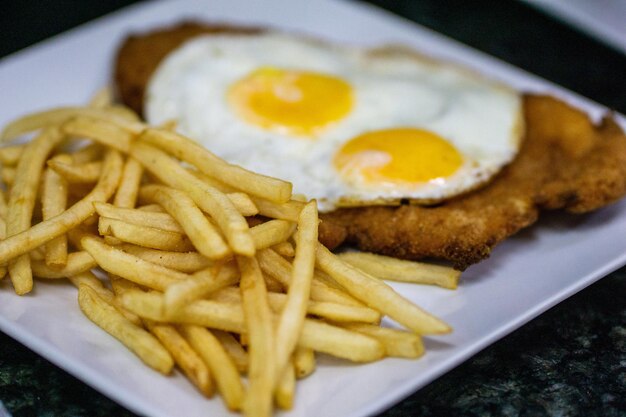 Foto primer plano de fideos servidos en un plato