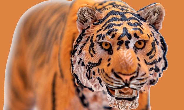 Un primer plano de la figura del tigre aislado sobre un fondo naranja