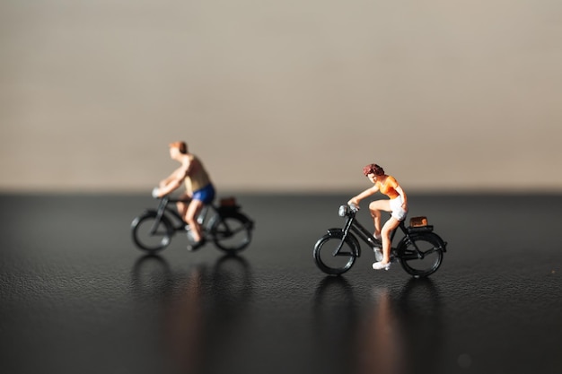 Primer plano de figuras de ciclismo en la mesa