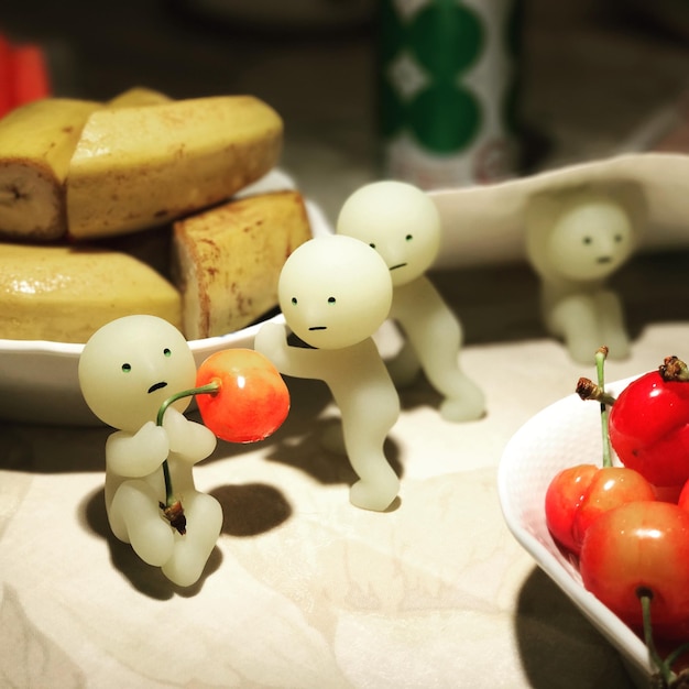Primer plano de figuras y frutas en la mesa