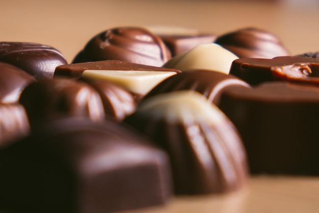 Primer plano de filas de bombones de chocolate Concepto de celebración de dulces Dulces de San Valentín