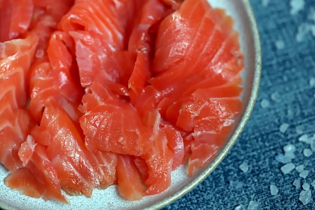 Primer plano de filete de salmón salado en un plato