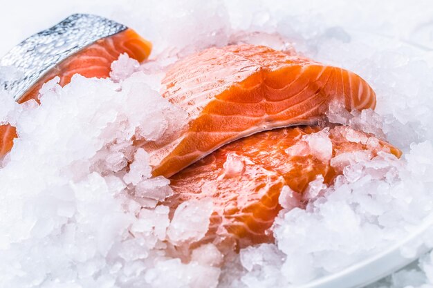 Foto primer plano de filetes de salmón crudo fresco en el hielo