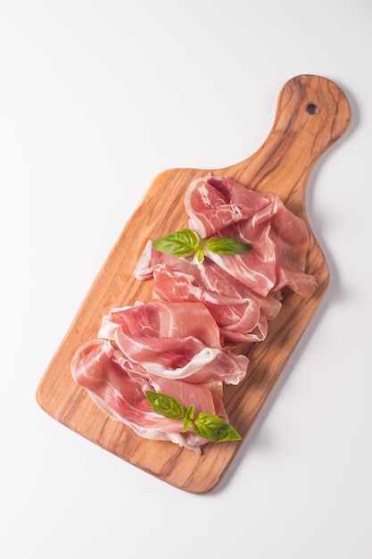 Primer plano de finas lonchas de prosciutto. comida italiana