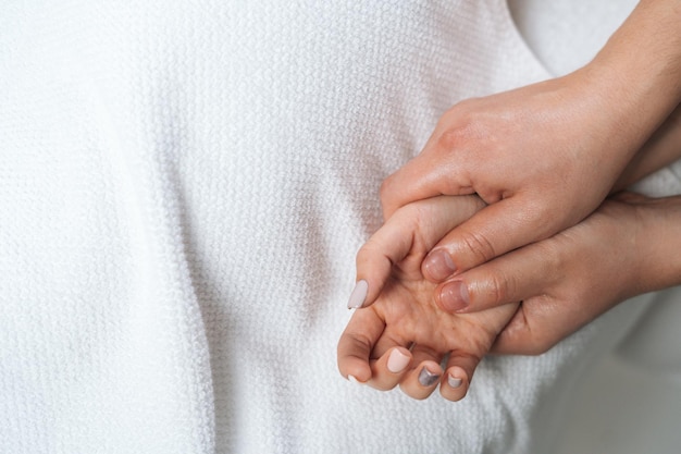 Primer plano de fisioterapeuta masculino haciendo masaje de dedos y palmas a una mujer joven en el salón de spa