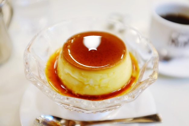 Primer plano de flan servido en un cuenco en la mesa