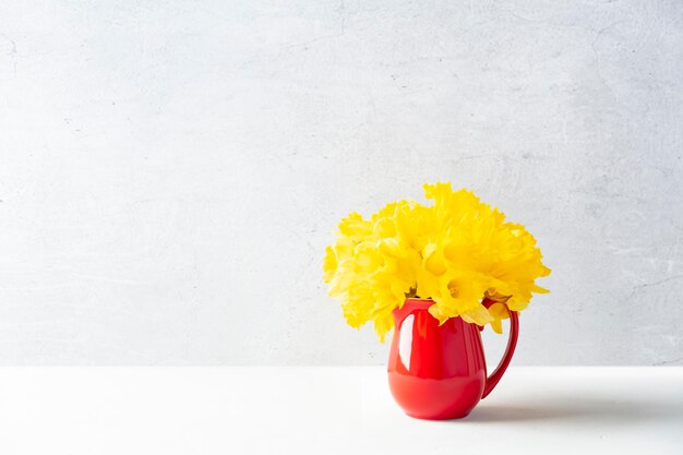 Foto primer plano de una flor amarilla en la mesa