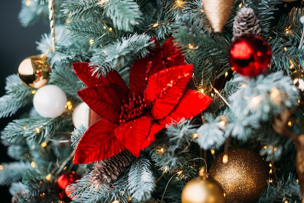 Primer plano de una flor artificial utilizada para decorar un árbol de Navidad.