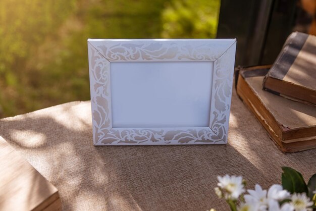 Foto primer plano de una flor blanca en la mesa