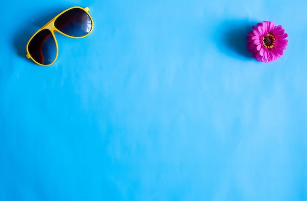 Foto primer plano de una flor púrpura flotando en una piscina