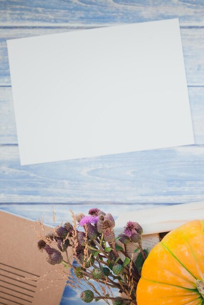 Foto primer plano de una flor rosada en la mesa junto al mar