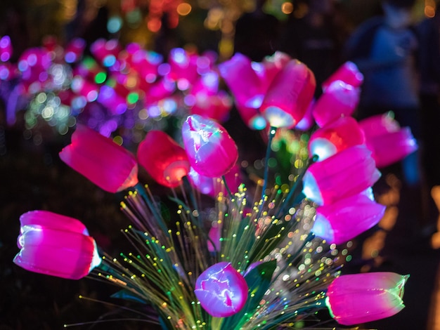 Primer plano de flores artificiales iluminadas