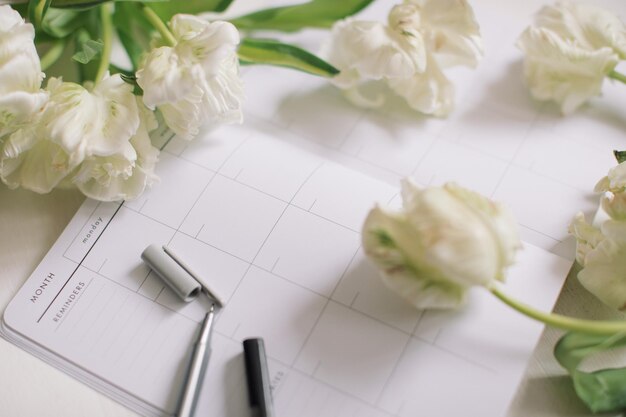 Primer plano de flores blancas en un libro en la mesa