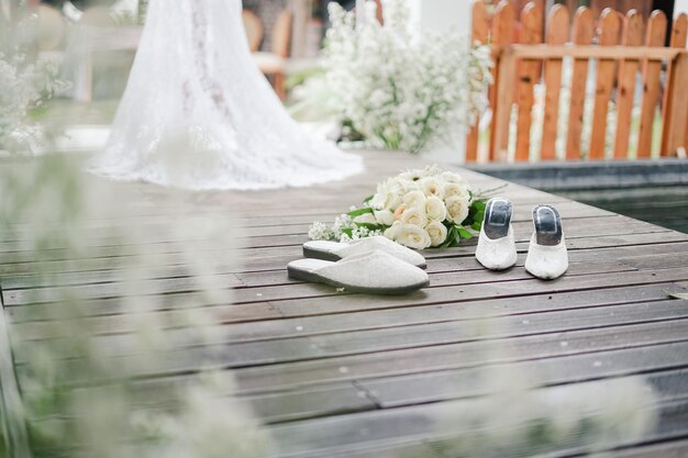 Foto primer plano de flores blancas en la mesa de una boda minimalista