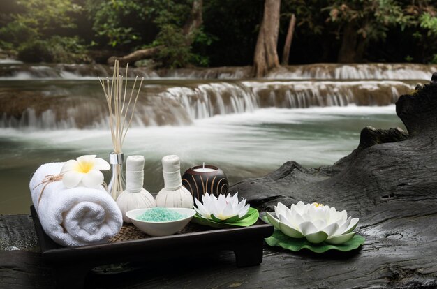 Foto primer plano de flores blancas en una mesa junto al lago