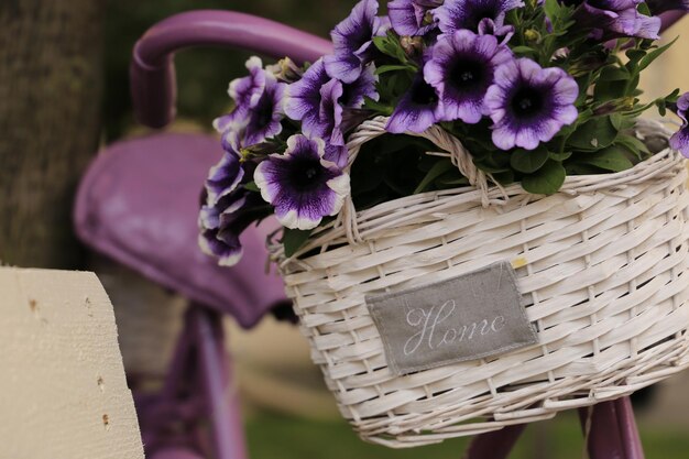 Foto primer plano de las flores en la canasta