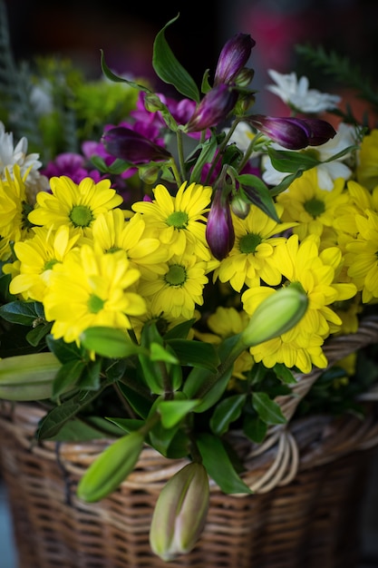 Primer plano de flores en la canasta