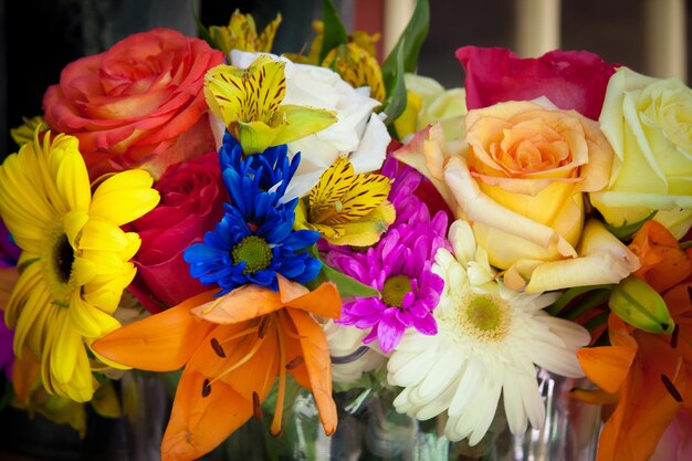 Foto primer plano de flores de colores en una tienda