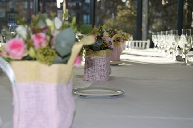 Foto primer plano de flores en un jarrón en la mesa