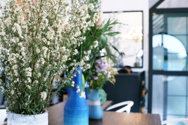 Primer plano de las flores en un jarrón sobre la mesa