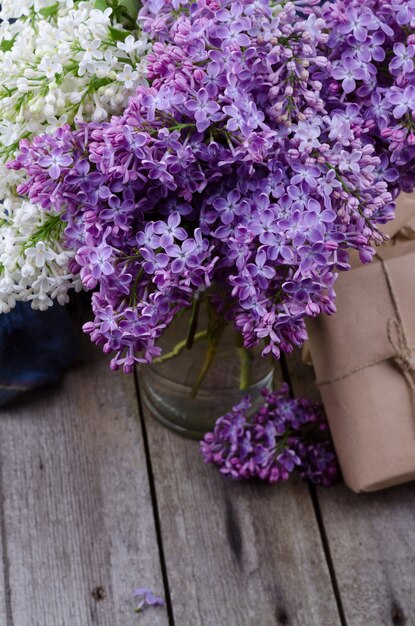 Primer plano Flores lilas púrpuras sobre una superficie de madera vieja.