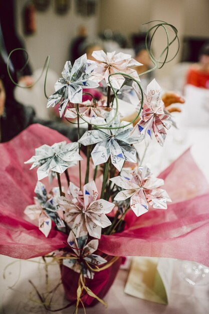 Foto primer plano de las flores en la mesa