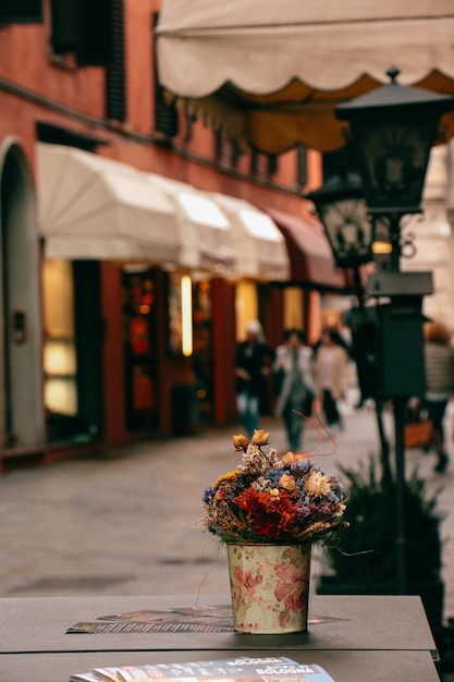 Primer plano de las flores en la mesa