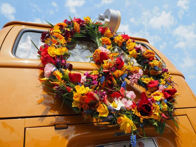 Foto primer plano de flores multicolores en un jarrón