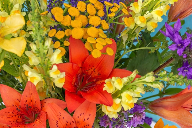 Primer plano de flores silvestres brillantes como fondo de verano.