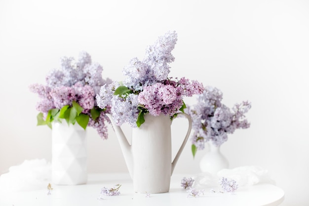 Primer plano de las flores sobre un fondo blanco