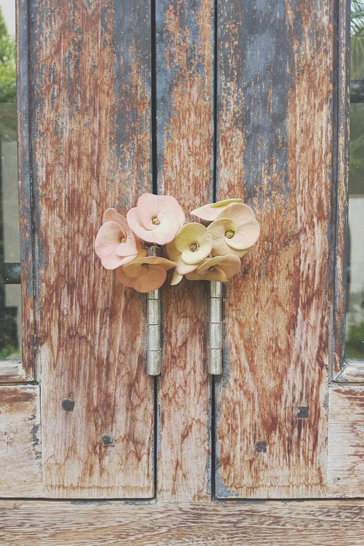Foto primer plano de las flores en el tronco del árbol