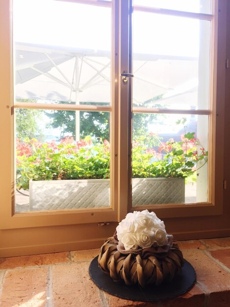 Primer plano de las flores en la ventana